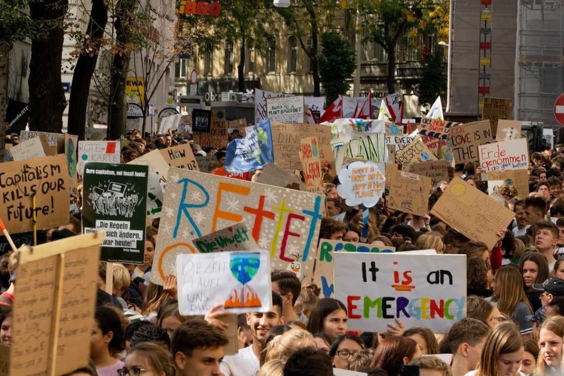 BOOM Franța: Proteste în masă iar francezii blochează totul împotriva reformei pensiilor!